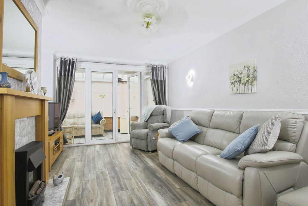 Property photo 2 of 12 4758543