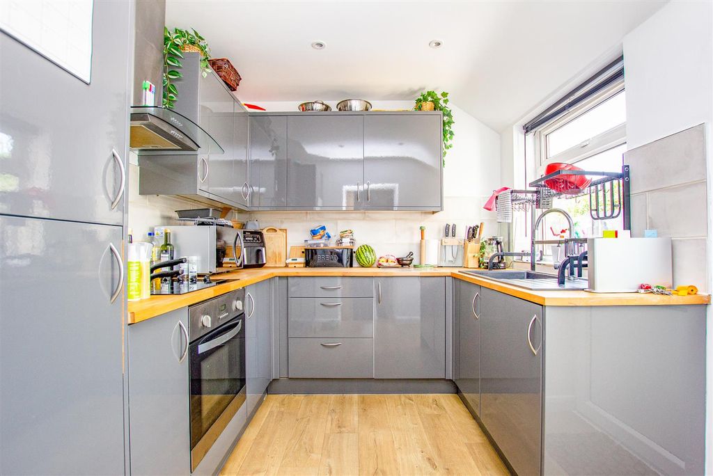 Property photo 3 of 16 Kitchen