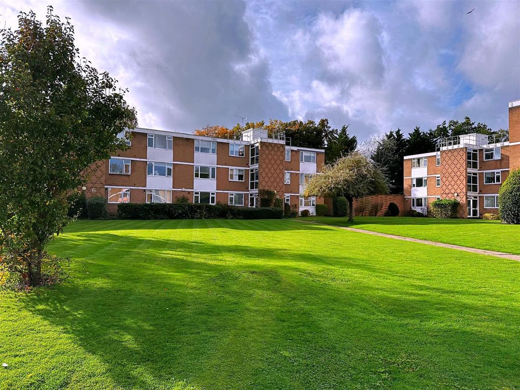 Property photo 3 of 11 8 Boreham Holt.Jpg
