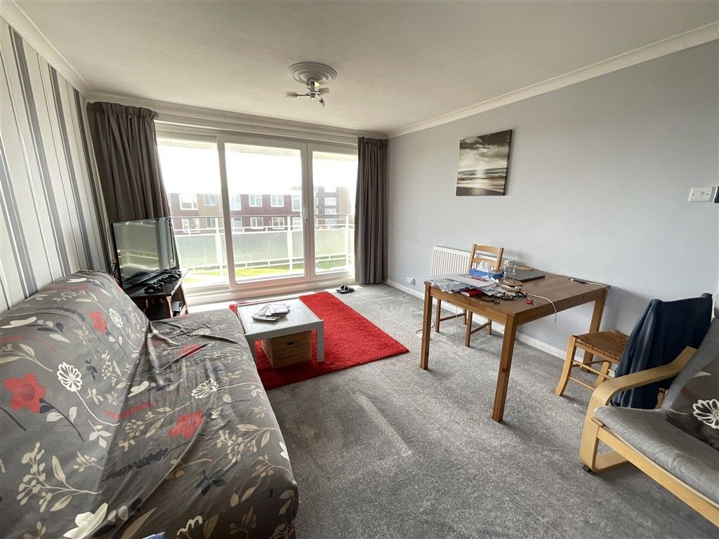 Property photo 3 of 6 Lounge