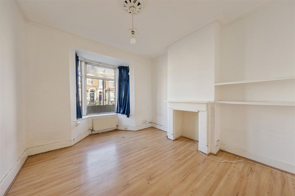 Property photo 2 of 23 Keogh Road, E15