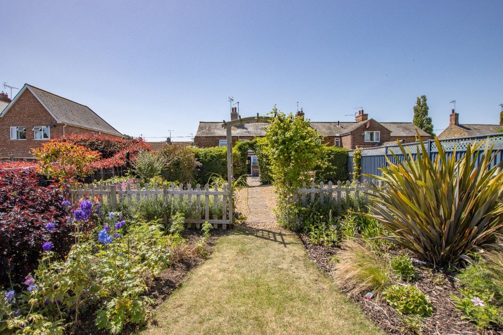 Property photo 2 of 25 4690944