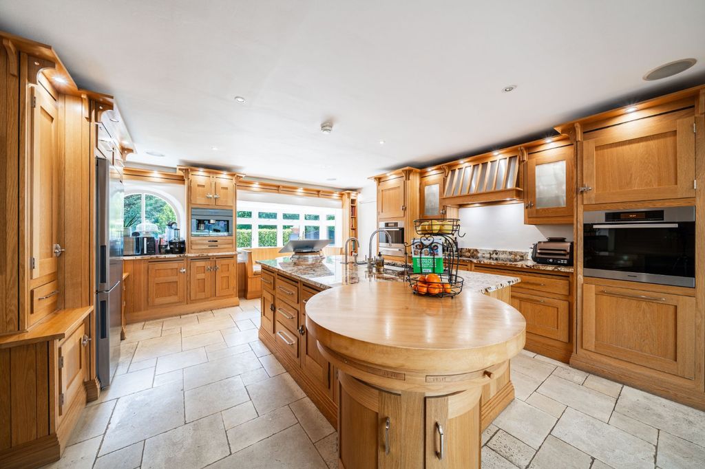Property photo 2 of 15 Kitchen Breakfast