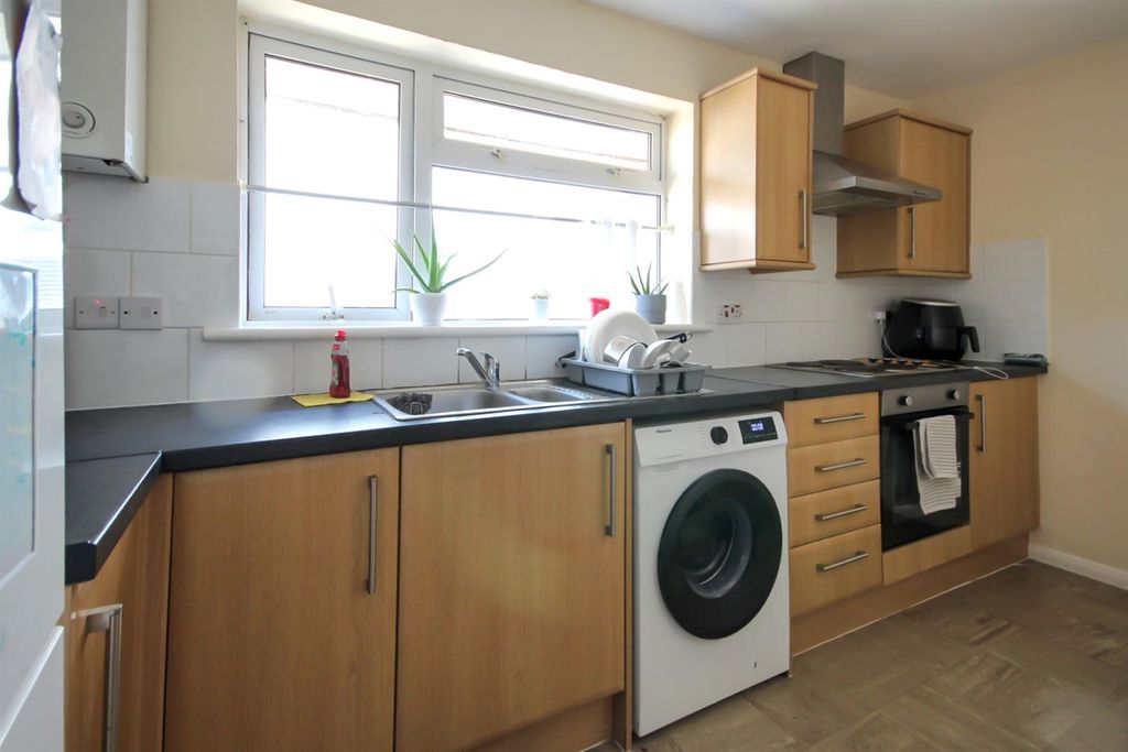 Property photo 3 of 10 Kitchen