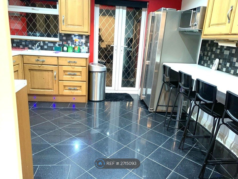 Property photo 2 of 6 Kitchen