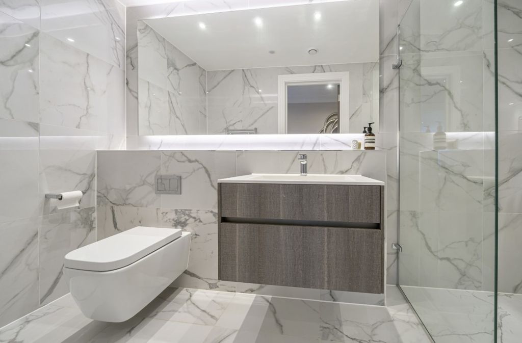 Property photo 3 of 19 Bathroom