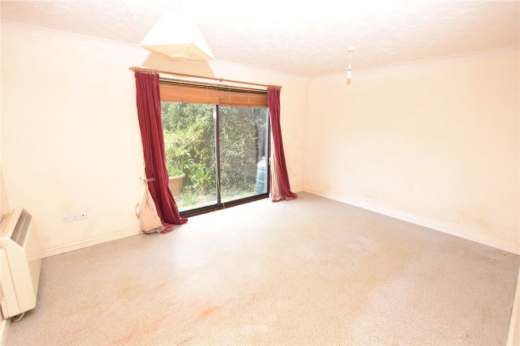 Property photo 3 of 9 Lounge