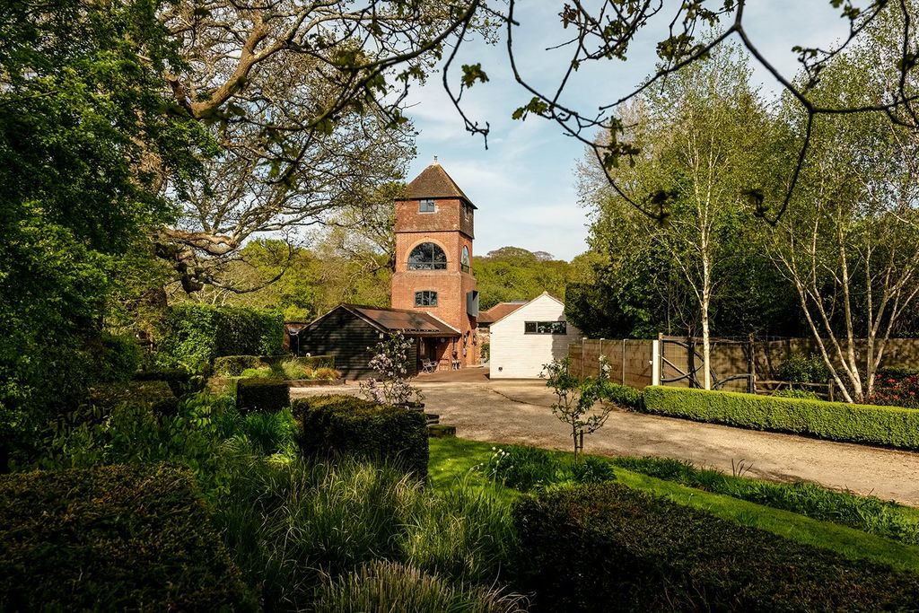 Property photo 1 of 27 Lister Tower