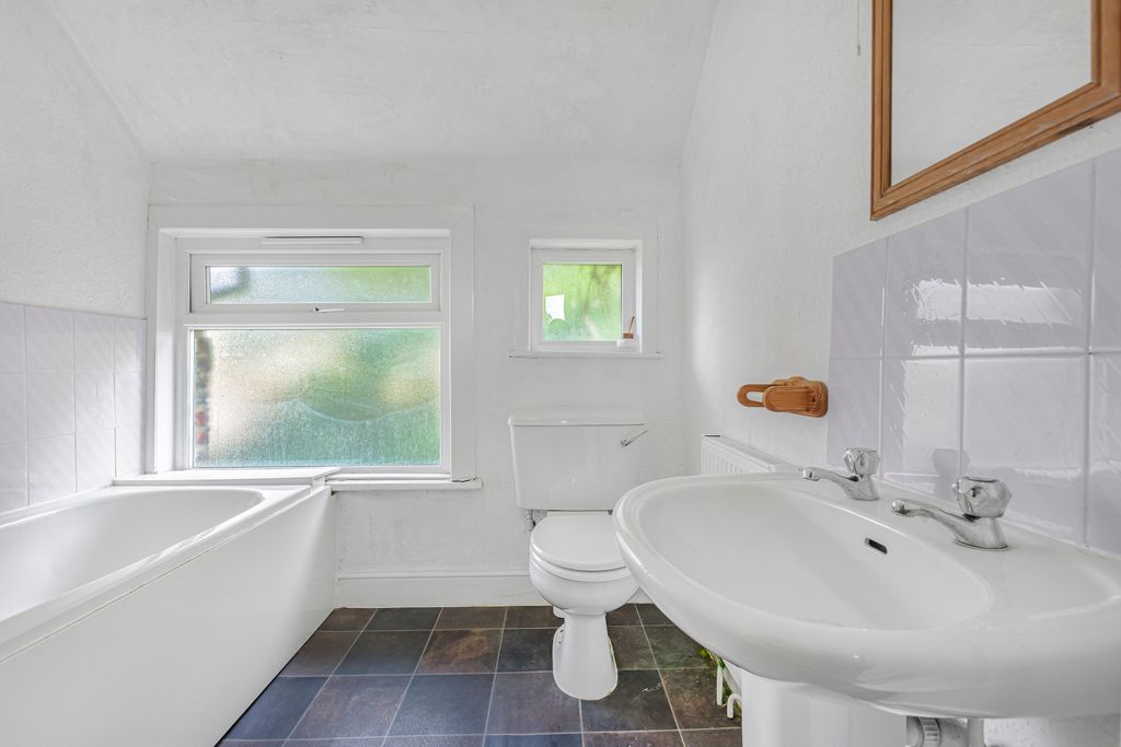Property photo 3 of 13 Flat 7, 5 Parklands, Surbiton, Surrey, Kt5 8Ea