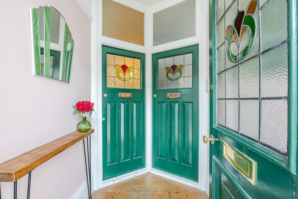 Property photo 2 of 16 Communal Entrance