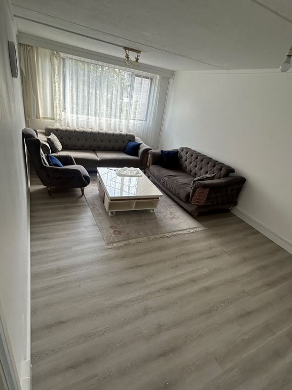 Property photo 1 of 13 Spacious Mid-Floor 2-Bedroom Maisonette With Large Living Room
