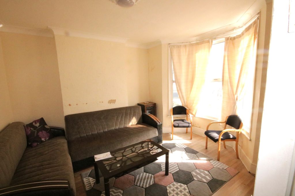 Property photo 3 of 16 Lounge