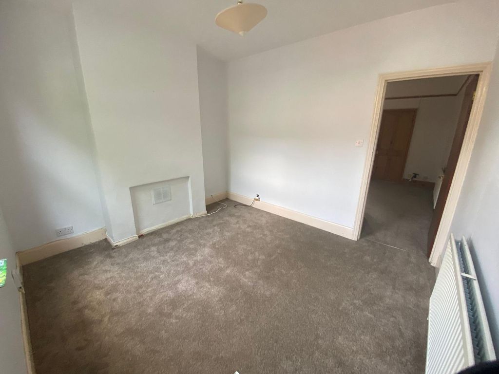 Property photo 3 of 18 Lounge