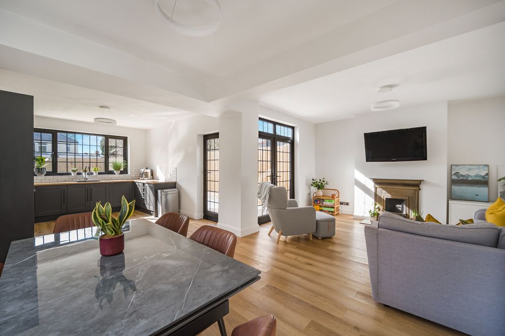 Property photo 2 of 32