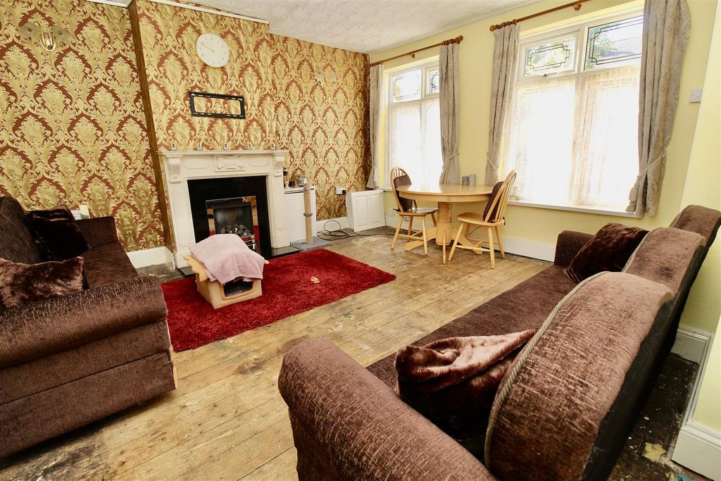 Property photo 3 of 13 Lounge