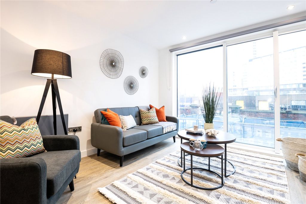 Property photo 1 of 6 Lounge