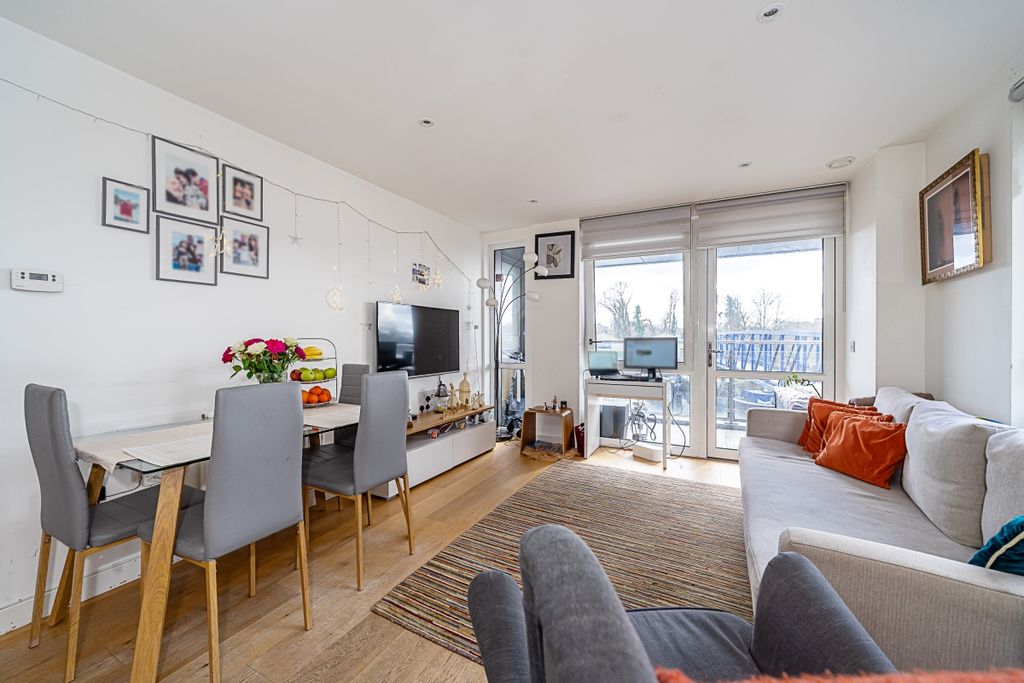 Property photo 2 of 18 .