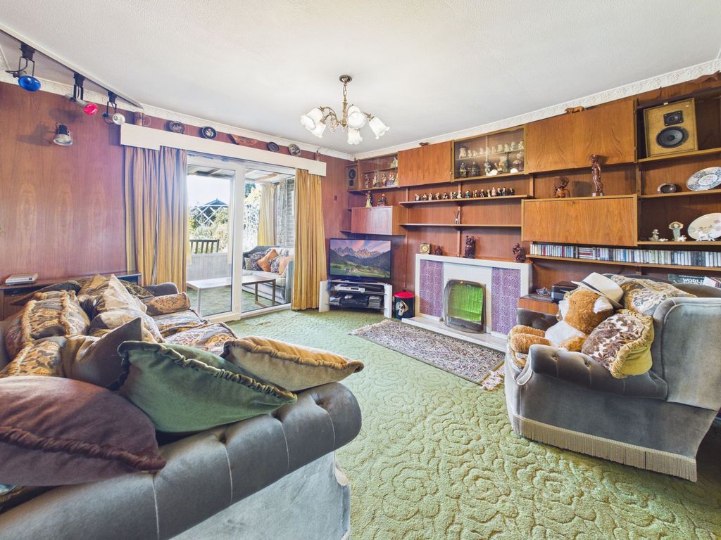 Property photo 2 of 16 Lounge