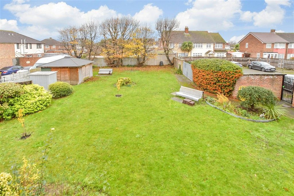Property photo 1 of 5 Communal Gardens