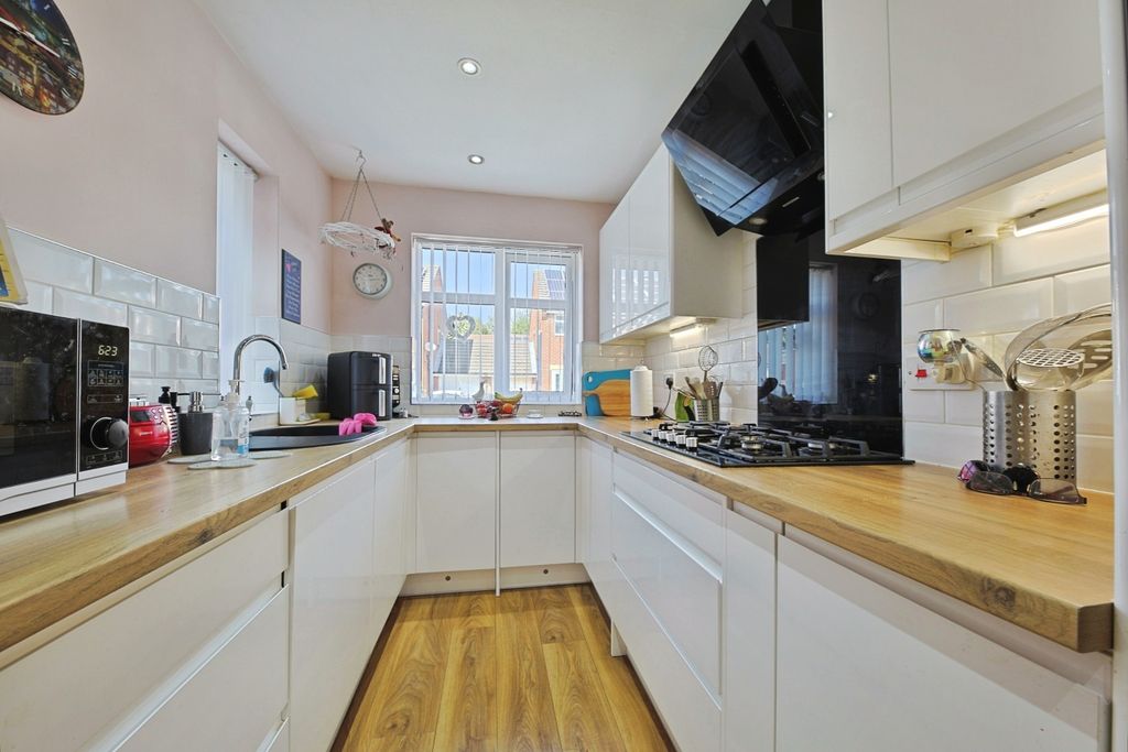 Property photo 2 of 20 4381495