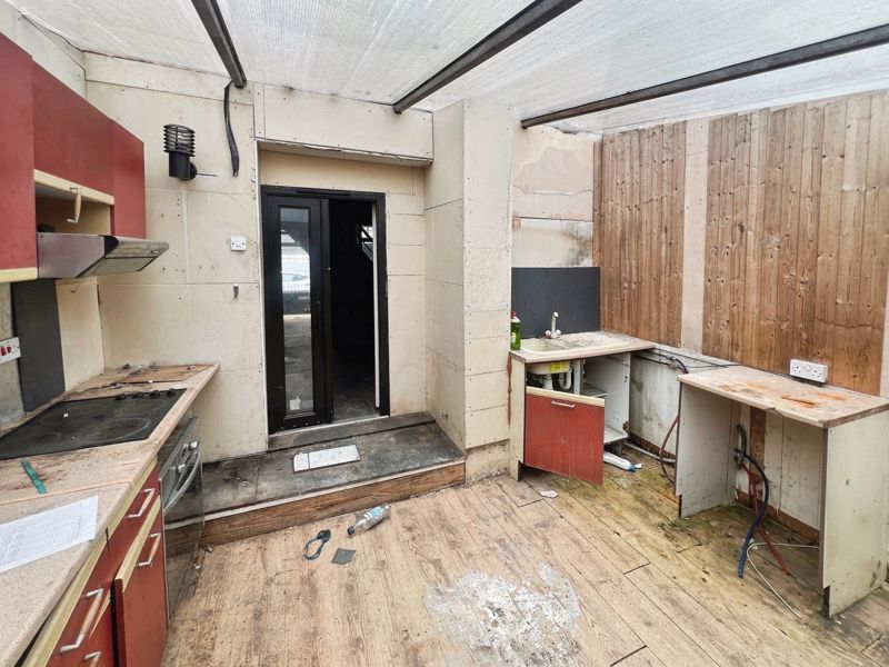 Property photo 3 of 10 Kitchen