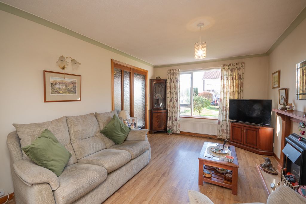 Property photo 3 of 16 Lounge