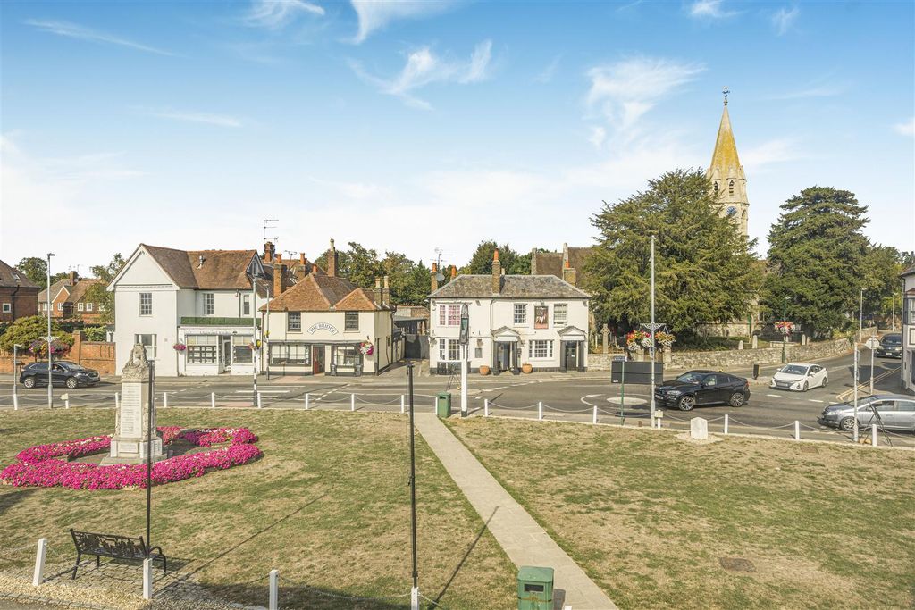 Property photo 2 of 12 2 Church View, The Green Datchet, Sl3 9Eh10.Jpg