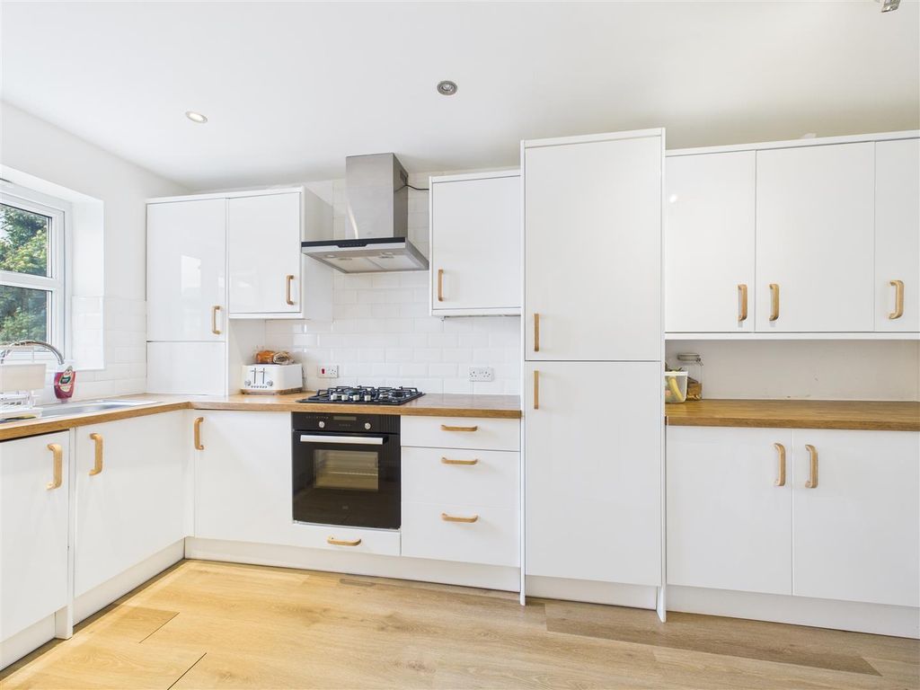 Property photo 3 of 13 Cam05451G0-Pr0073-Still012.Jpg