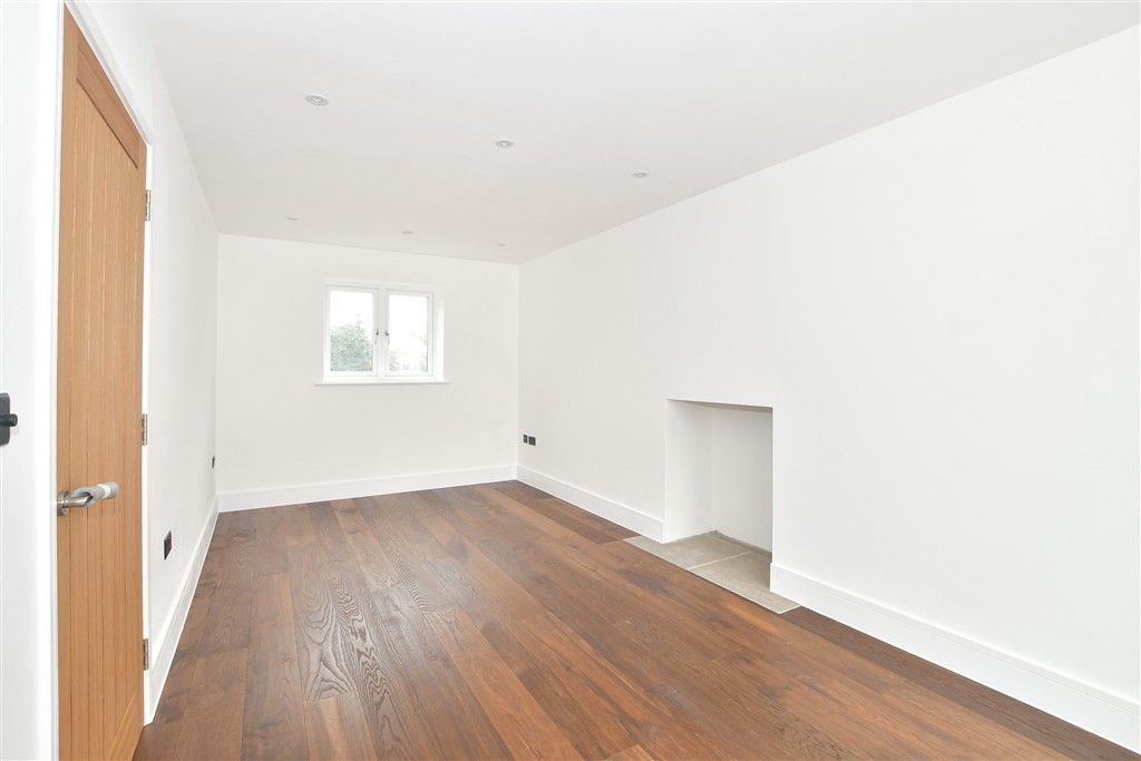 Property photo 3 of 24 Lounge