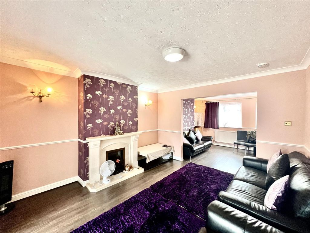 Property photo 3 of 14 Through Lounge