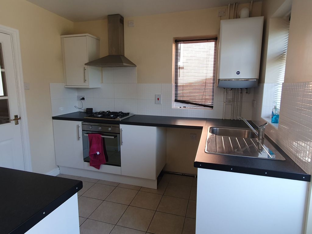 Property photo 3 of 11 Kitchen