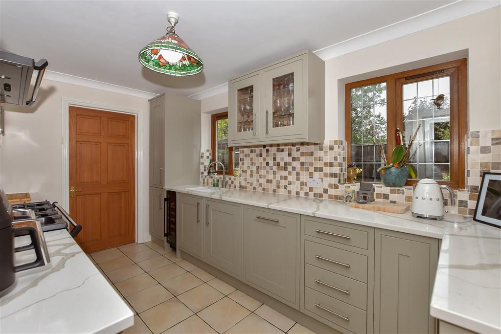 Property photo 2 of 10 Kitchen