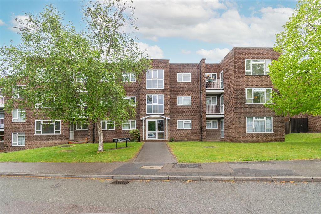 Property photo 1 of 17 Malcolm Way, E11