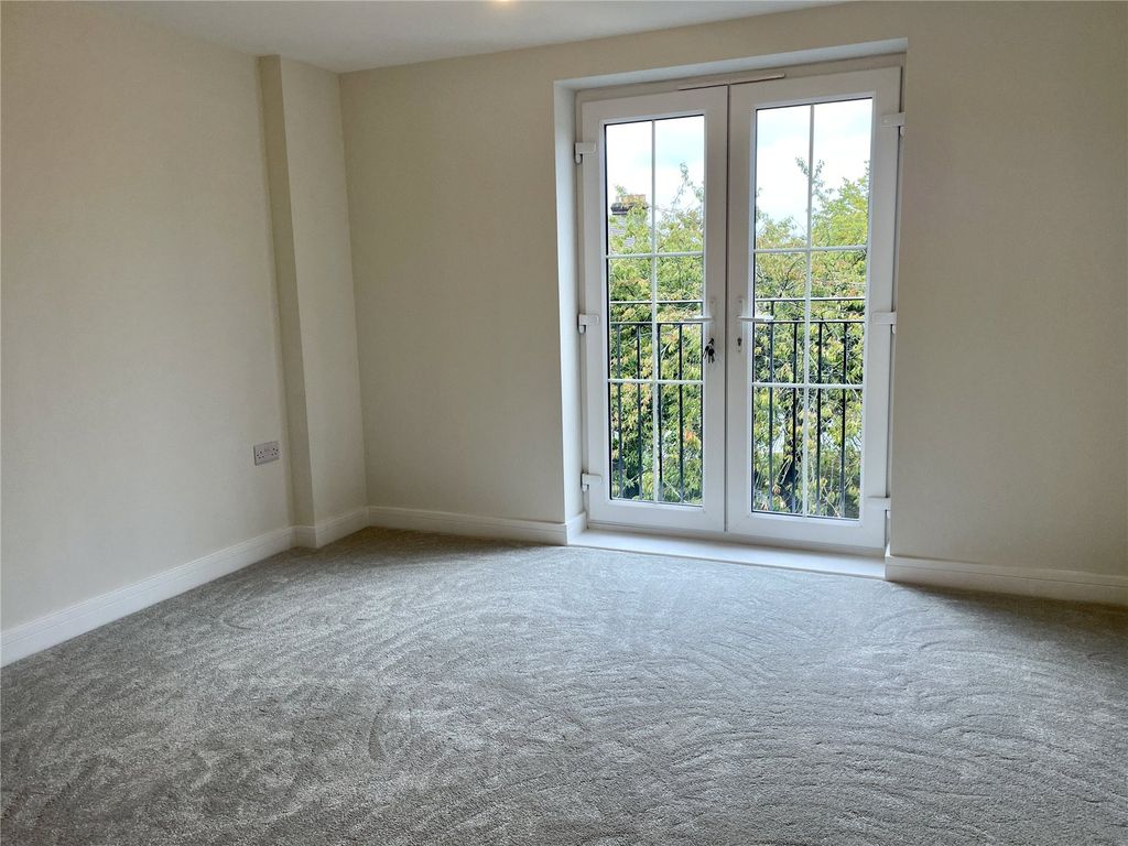 Property photo 3 of 7 Flat 7