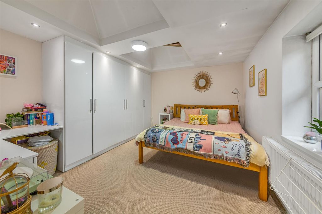 Property photo 3 of 10 782 Garratt Lane, London Sw17 0Lz-4.Jpg