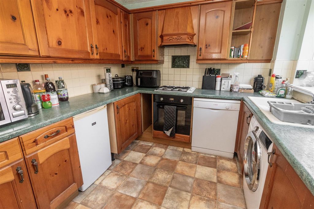 Property photo 3 of 14 Kitchen