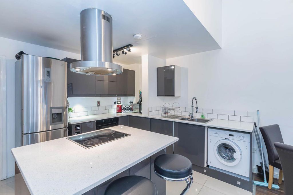 Property photo 3 of 10 Kitchen