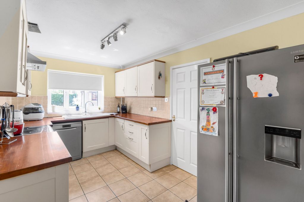 Property photo 3 of 16 Kitchen