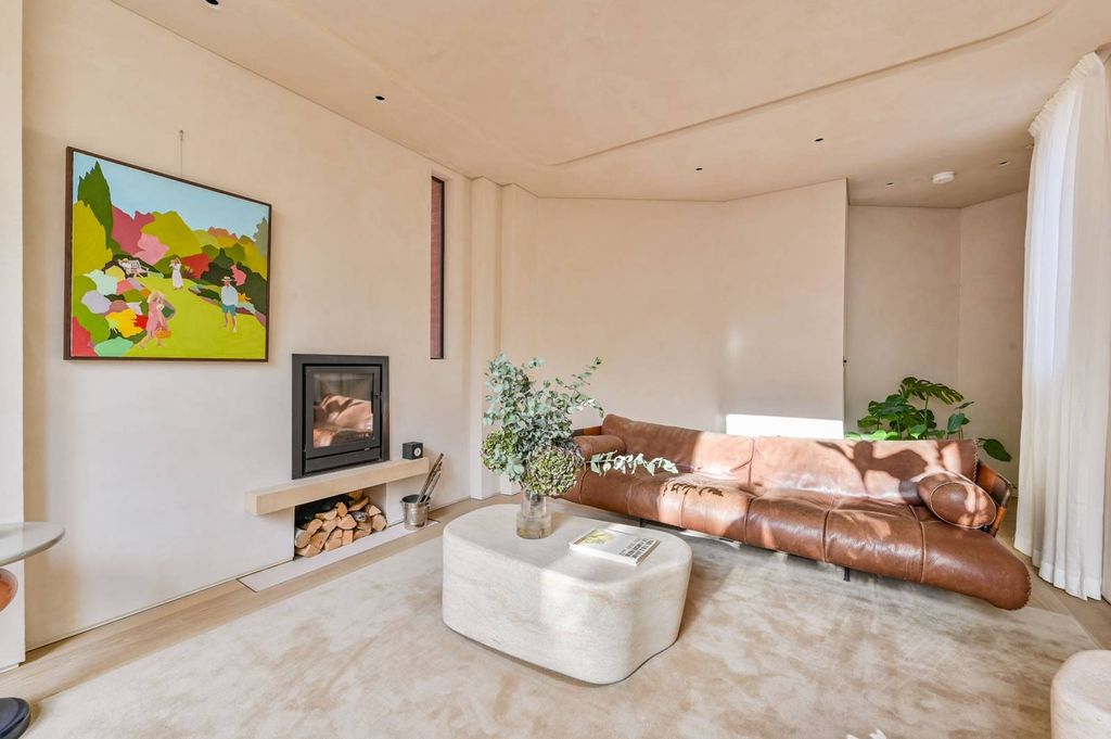 Property photo 2 of 32