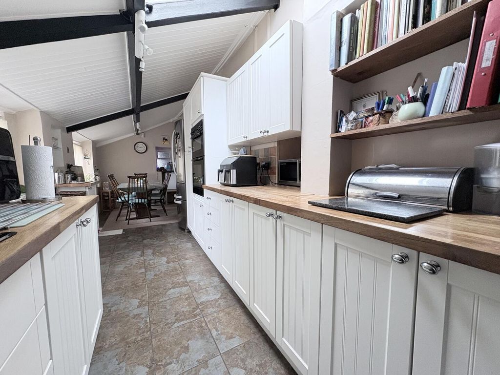 Property photo 3 of 33 Kitchen