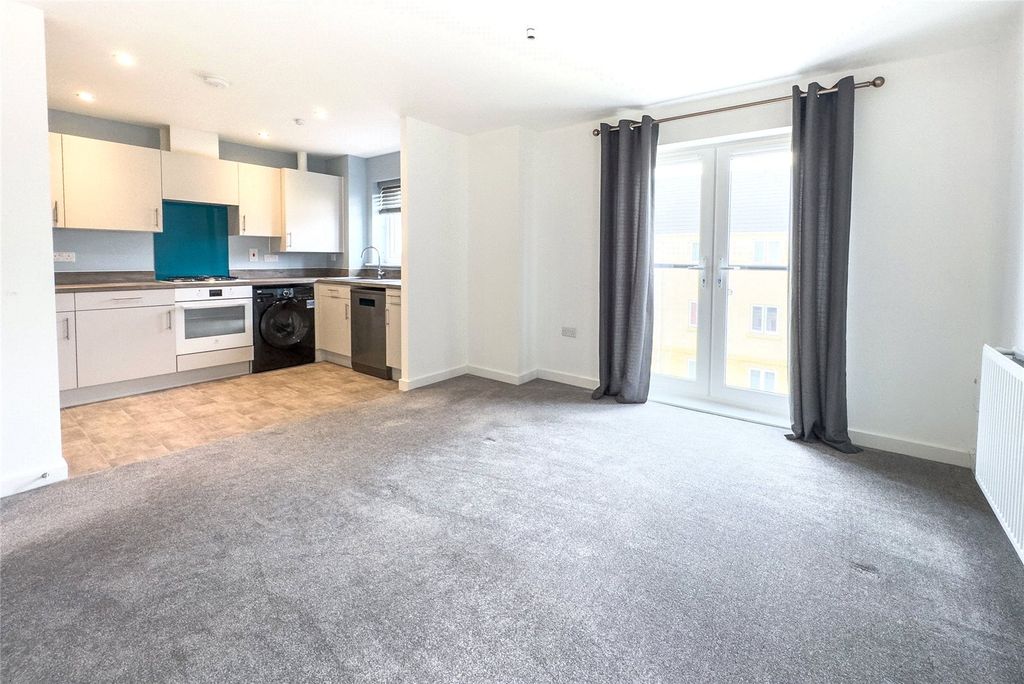 Property photo 3 of 16 Living Room/Kitchen