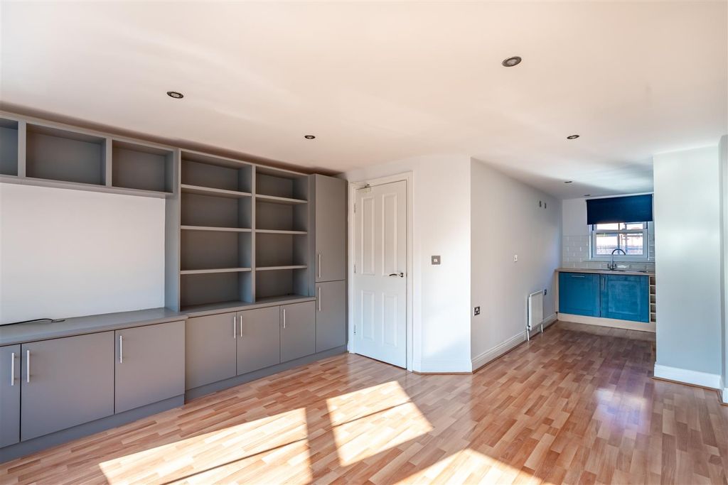 Property photo 3 of 19 6DC-8.Jpg