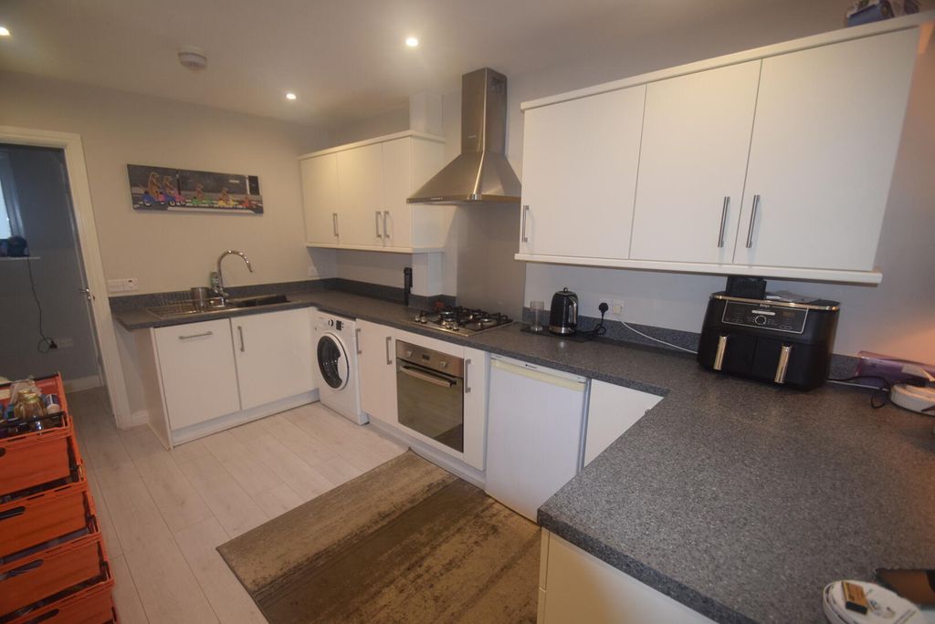 Property photo 3 of 9 Kitchen