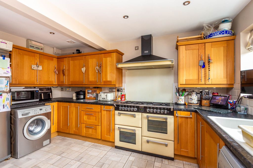 Property photo 3 of 17 Kitchen