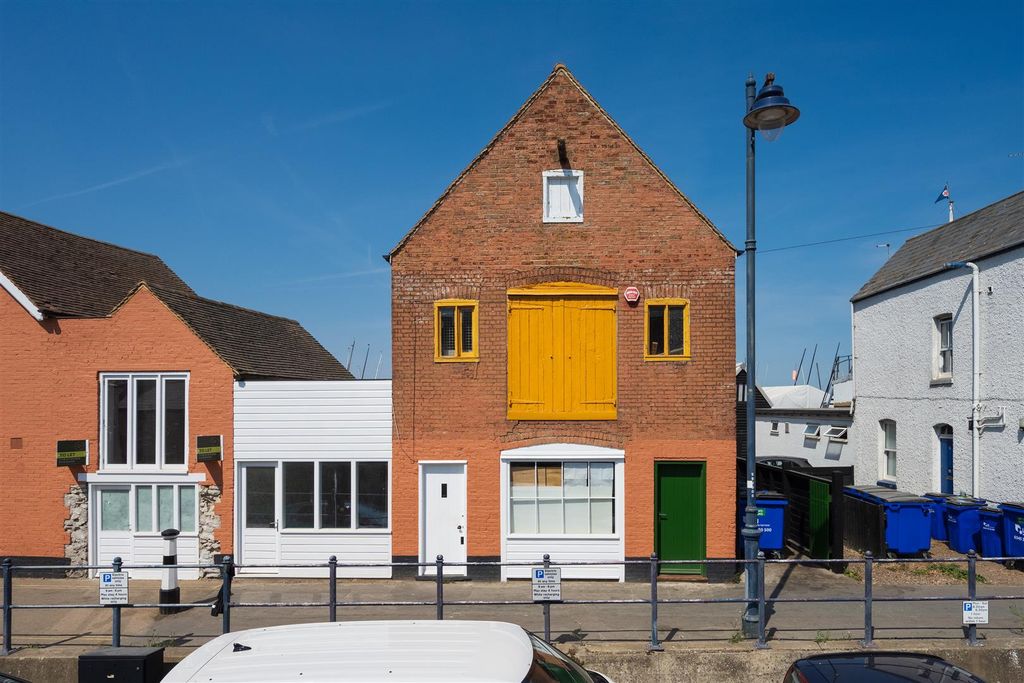 Property photo 1 of 9 Sea Wall, Whitstable