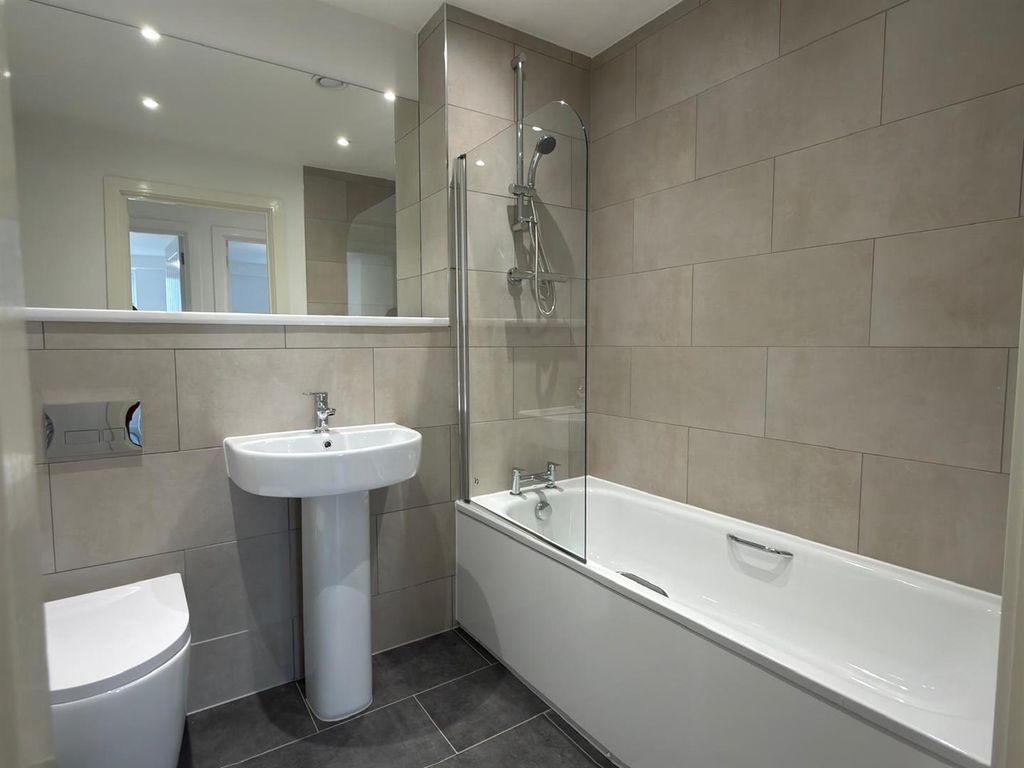 Property photo 1 of 10 Bathroom