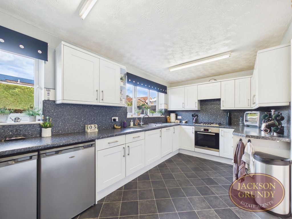 Property photo 2 of 20 Worcester Close