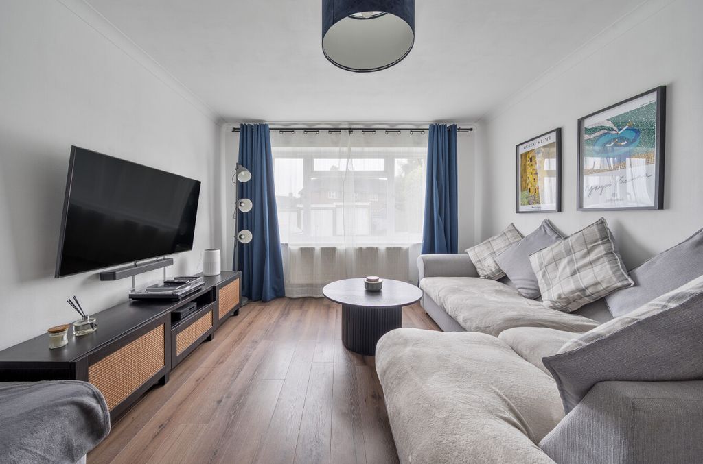 Property photo 1 of 13 Lounge