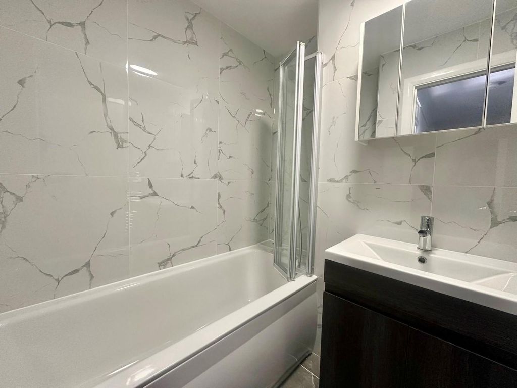 Property photo 1 of 7 Bathroom2.Jpg