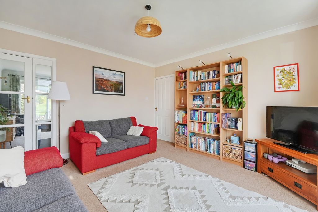 Property photo 3 of 21 Lounge